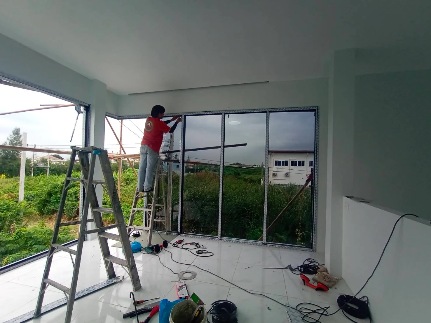 ติดตั้งกระจกบานฟิก