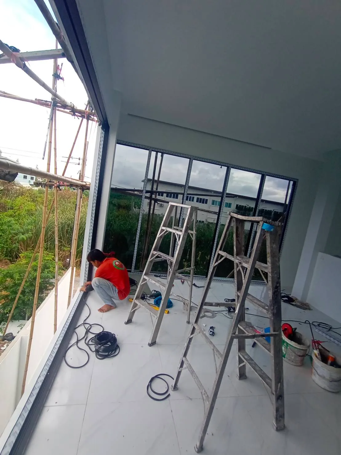 ติดตั้งกระจกบานฟิก