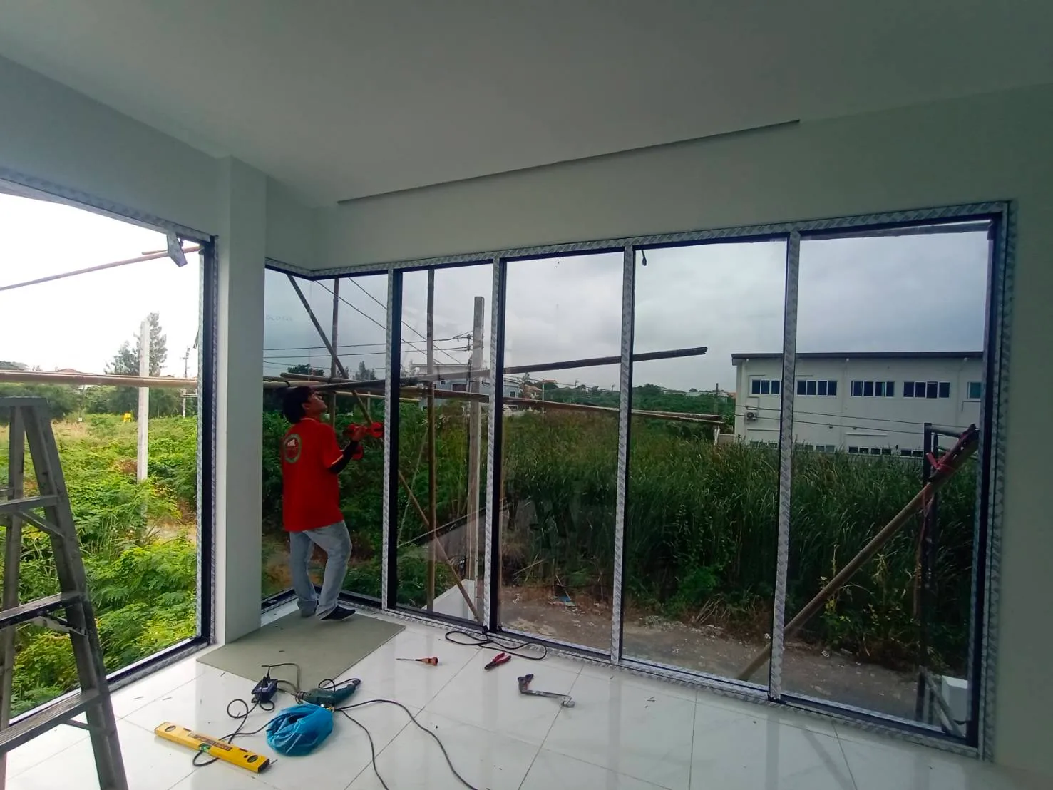 ติดตั้งกระจกบานฟิก