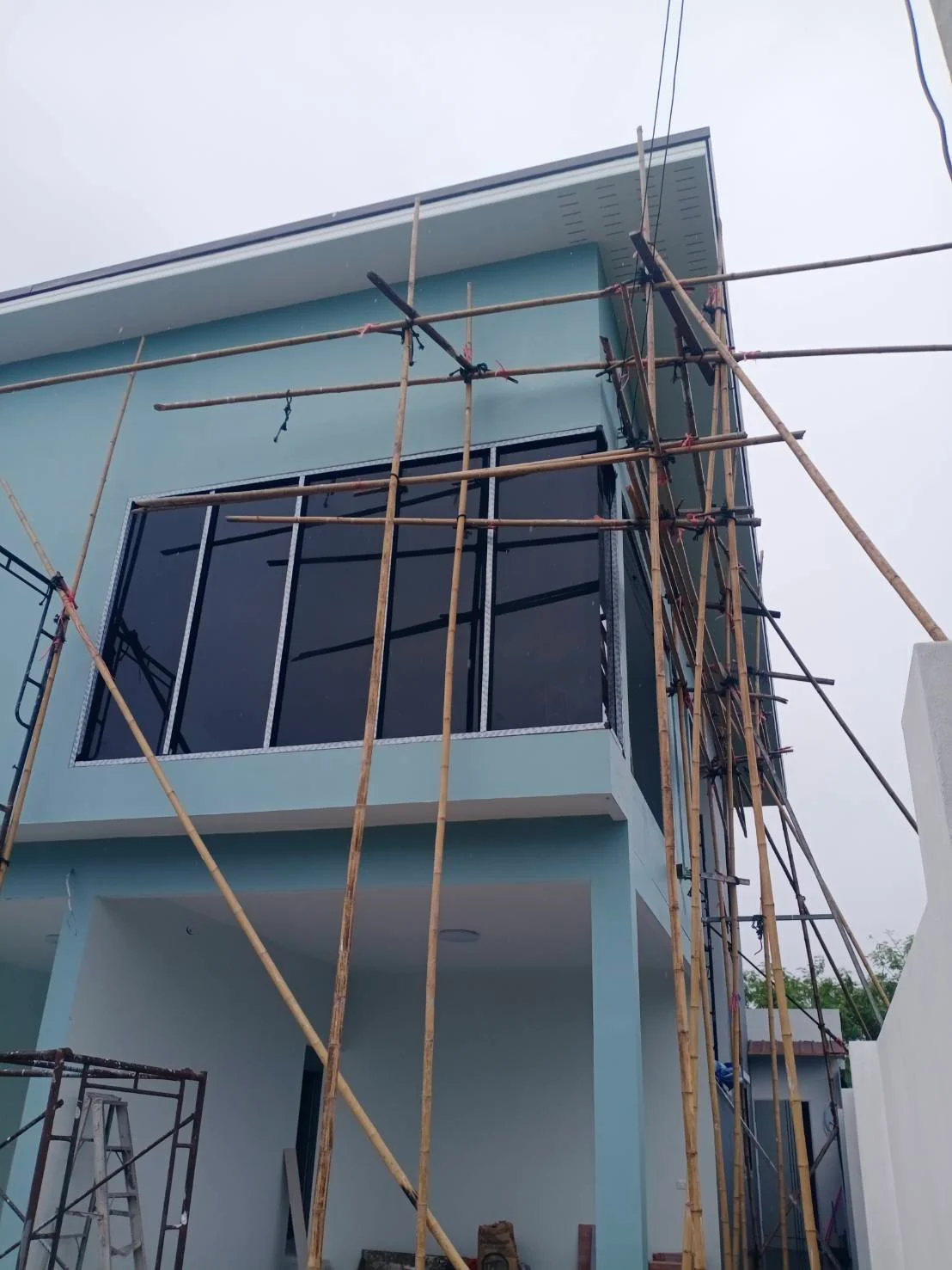 ติดตั้งกระจกบานฟิก