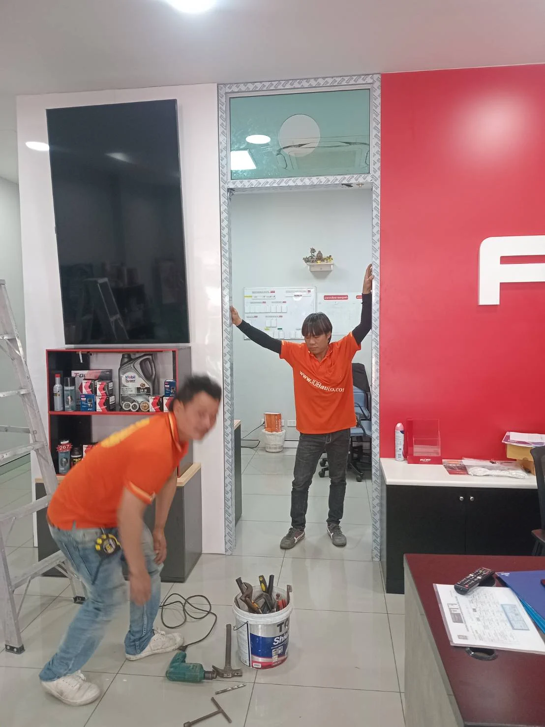 ประตูกระจกบานสวิงมีกรอบ อลูมิเนียม